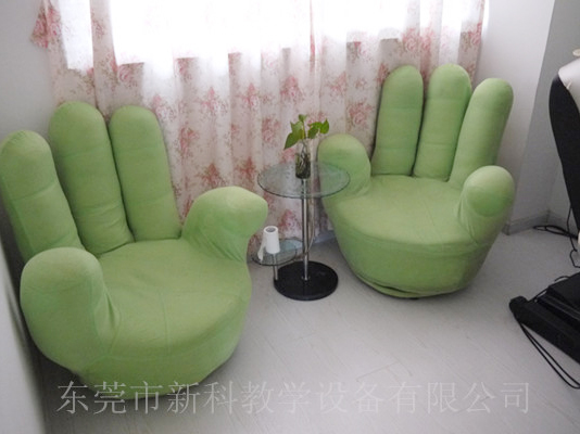 學校<a href='http://m.laleng.cn' target='1' style='font-size:14px; font-weight:bold; color:#0080ff;'>心理咨詢室</a>布置