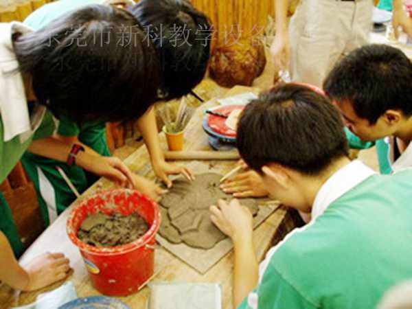 <a href='http://m.laleng.cn/chanpin/55-1.html' target='1' style='font-size:18px; font-weight:bold; color:#000000;'>陶藝功能室</a>2