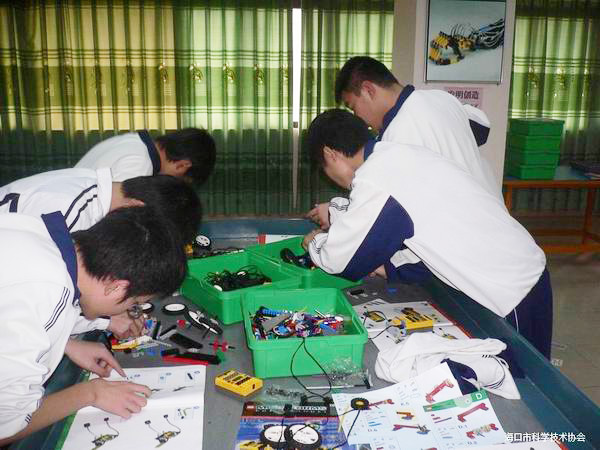 <a href='http://m.laleng.cn/chanpin/60-1.html' target='1' style='font-size:18px; font-weight:bold; color:#000000;'>機器人功能室</a>